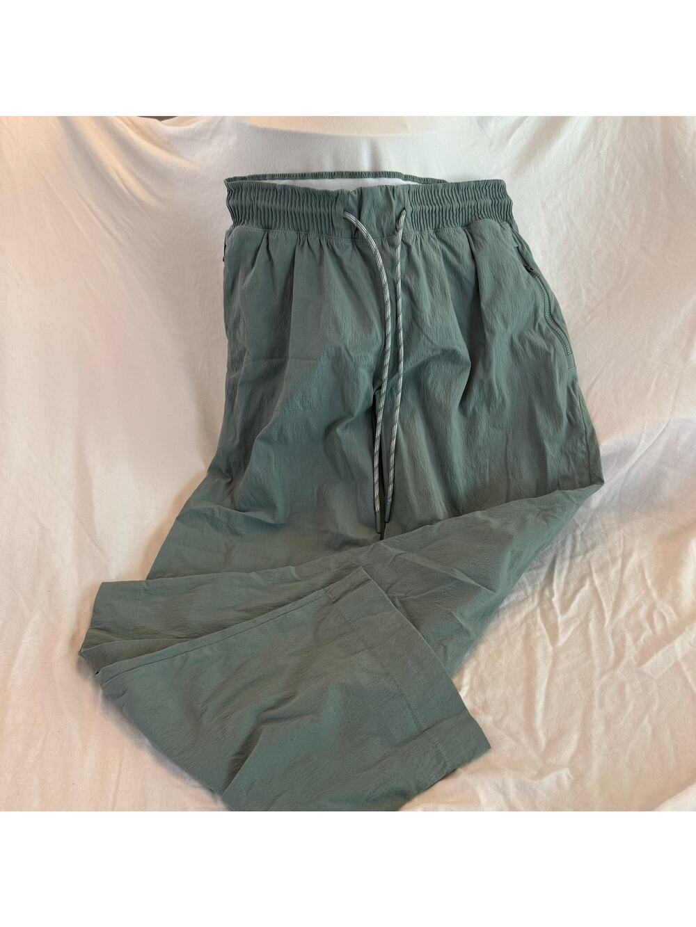 new Athleta cargo athletic pant size 4